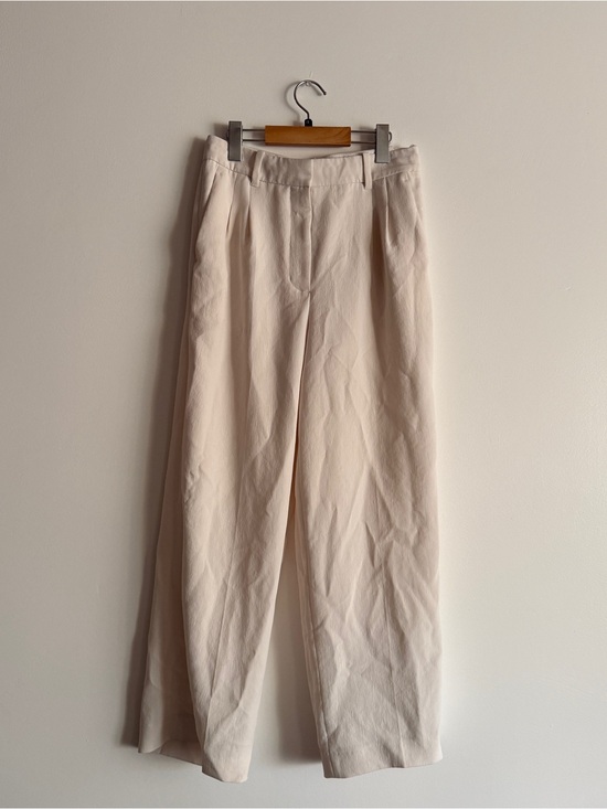 Aritzia Pants - Aritzia The Effortless Pant Crepette - Light Birch - Size 6 Short
